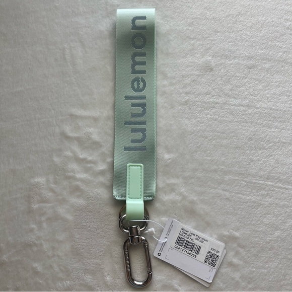 NWT Retired Lululemon Never Lost Keychain - Picture 2 of 6
